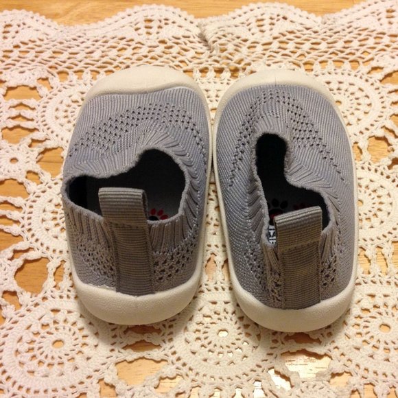 Baby shoes, grey and white slip on, 5" long - Picture 4 of 6